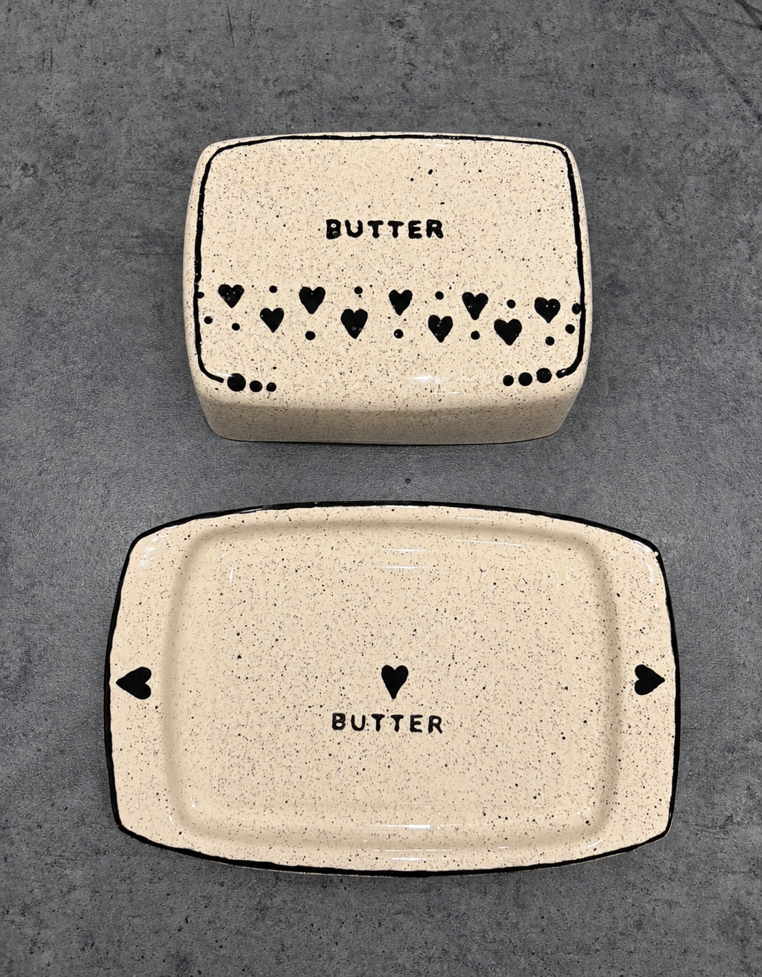 Annas erste selbst bemalte Butterdose in Creme und Schwarz mit Herzen, Punkten und dem Schriftzug Butter
